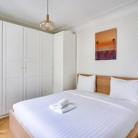 Superbe A 2 Min A Pied De La Station De Metro Apartment